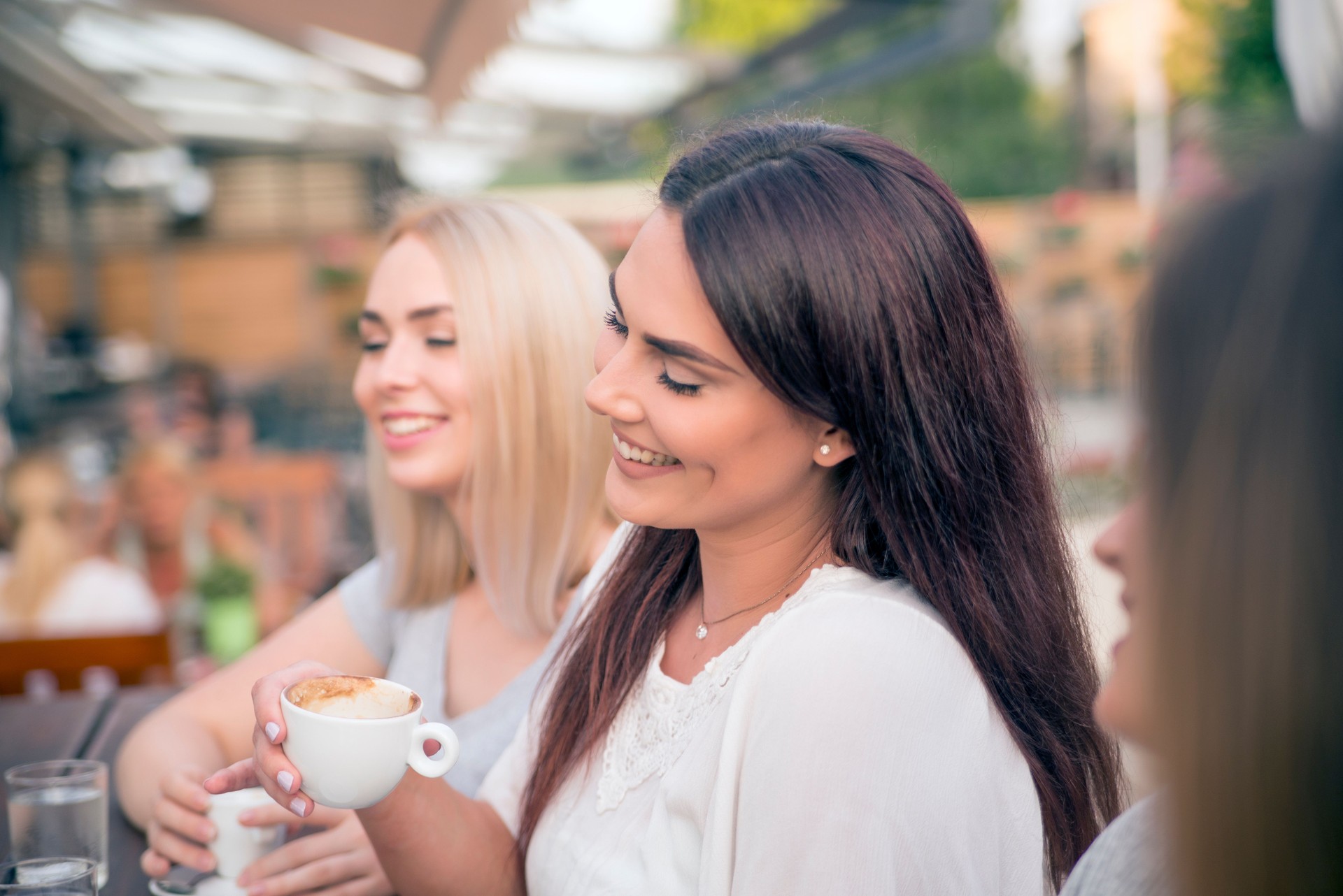Eine Gruppe von Frauen reden über ein Tasse Kaffee